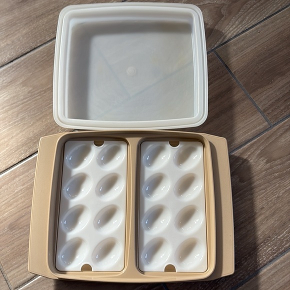 Vintage Tupperware Deviled Egg Container Tray Keeper Complete beige tan 723-3 - Picture 2 of 4